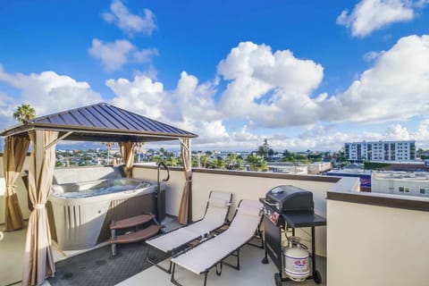 Balcony (seating, sunbeds, BBQ, hot tub)