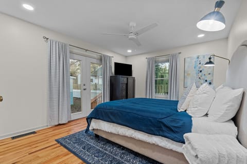Master Bedroom - Queen Bed