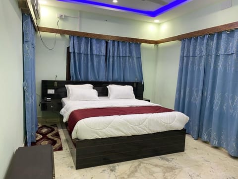 Executive Suite | Egyptian cotton sheets, premium bedding, memory foam beds, desk