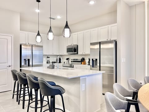 Modern and fully equipped kitchen to make you feel at home.