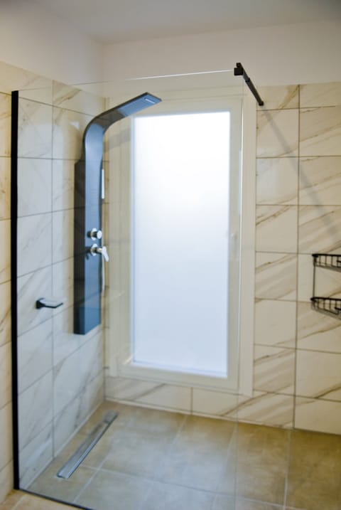 Hydromassage showerhead, free toiletries, bathrobes, slippers