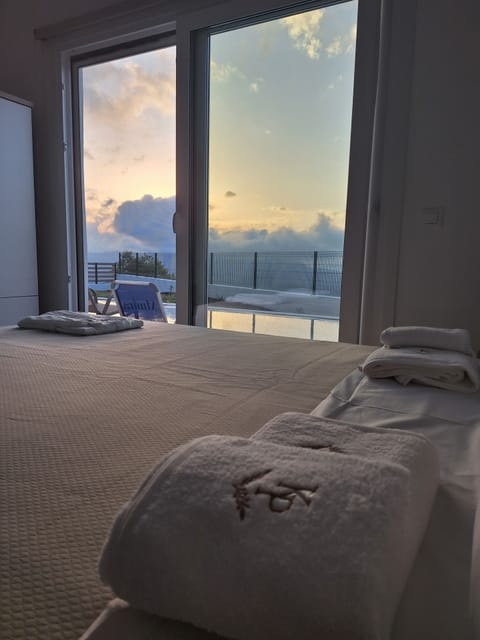 Standard Room With Shared Pool | Egyptian cotton sheets, premium bedding, memory foam beds, minibar