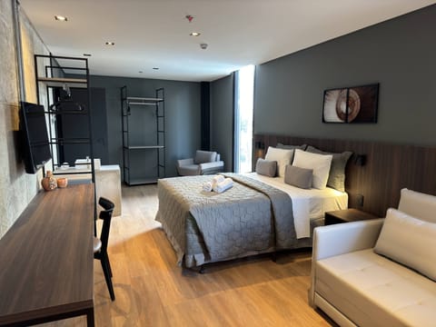 Superior Triple Room | Laptop workspace, bed sheets