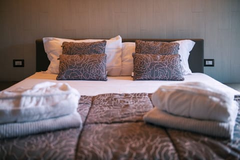Camera Standard | Down comforters, pillowtop beds, in-room safe, individually furnished