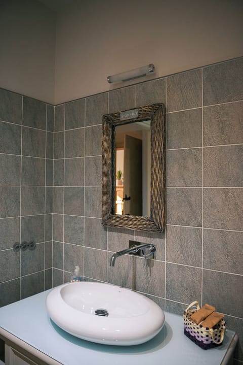 Camera Standard | Bathroom | Shower, rainfall showerhead, free toiletries, hair dryer