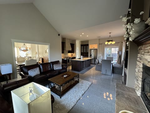 Kitchen/family room (2)