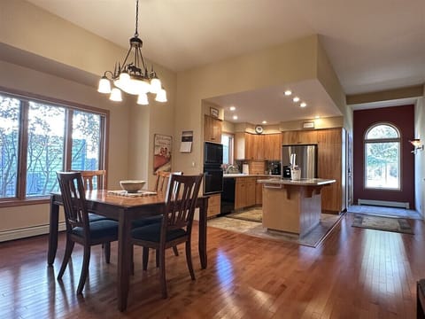 Dining Area with seating for 4