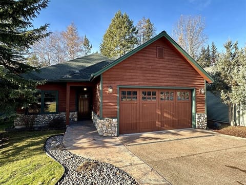 Front view of beautiful home in Meadow Lake Resort
