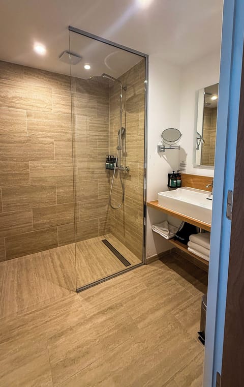 Family Room, 2 Bedrooms | Bathroom | Hair dryer, towels, soap, shampoo