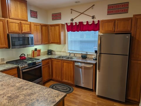 Fully euipped kitchen with brand-new appliances.