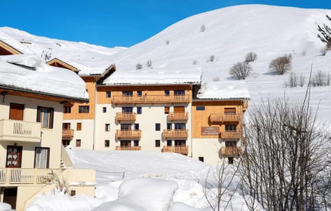 This residence a quiet and peaceful skiing holiday at the heart of a preserved natural setting with access to 120km of wonderful skiing