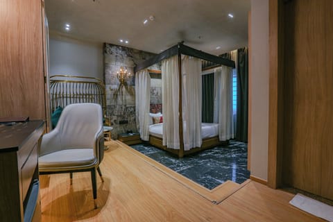 Junior Suite | In-room safe, desk, WiFi (free), bed sheets