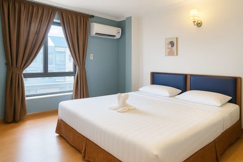 Deluxe Room, 1 King Bed | Desk, iron/ironing board, free WiFi