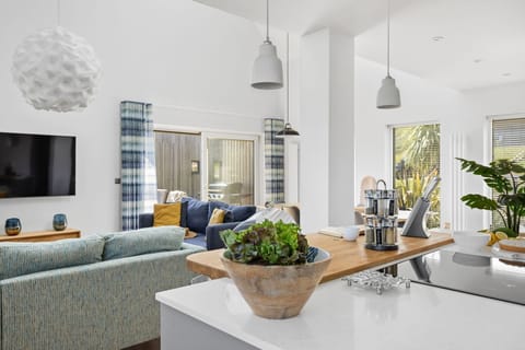 Kitchen island with induction hob and open room - 1 The Vista, Willingcott