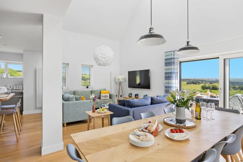 Open plan living area with access to the patio and countryside views - 1 The Vista, Willingcott