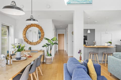 Dining table with seating for all eight guests, big mirror and island seating for 2 guest -  1 The Vista, Willingcott