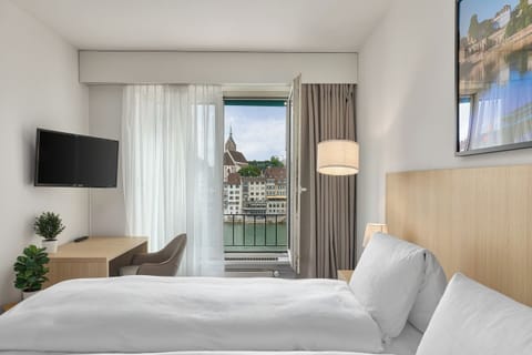 River Double Room | Hypo-allergenic bedding available, down comforters, in-room safe