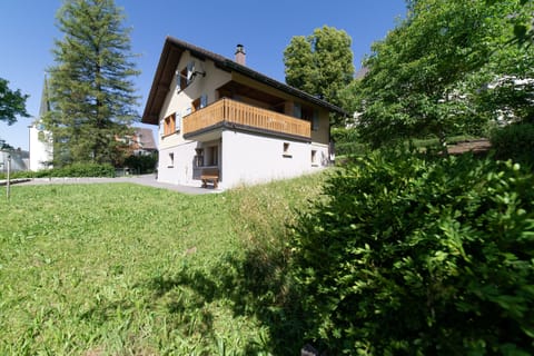 Holiday home with a balcony and a large garden in the countryside