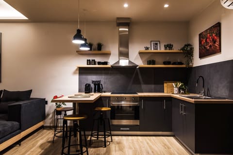 Full-size fridge, oven, stovetop, coffee/tea maker