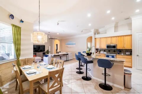 Breakfast table and extra large island with highchair to share great memories