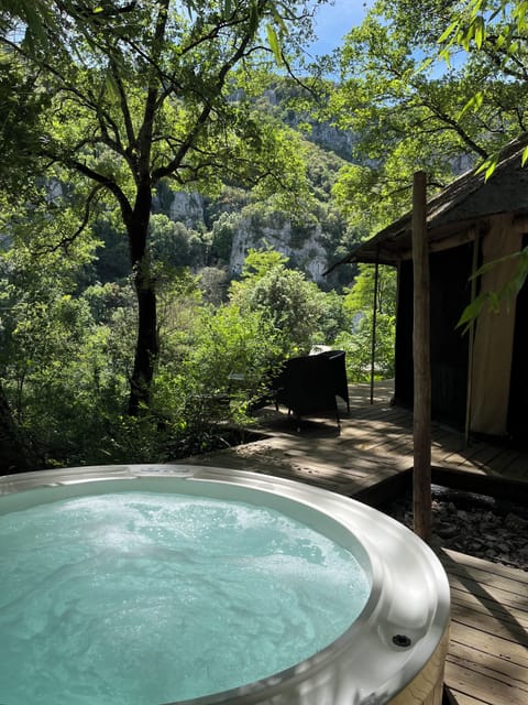 Deluxe tent (Bear) | Individually furnished, free WiFi, bed sheets