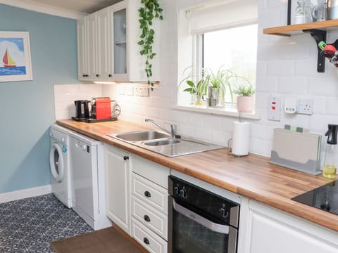 Cottage | Private kitchen | Dishwasher, cookware/dishes/utensils