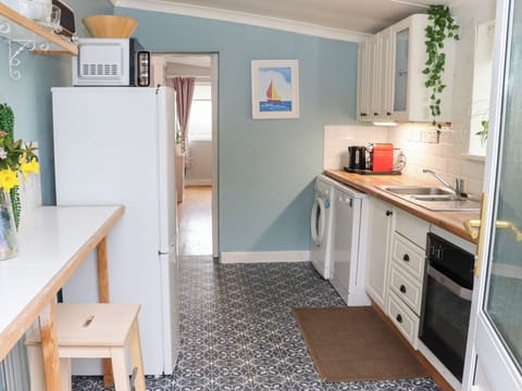 Cottage | Private kitchen | Dishwasher, cookware/dishes/utensils