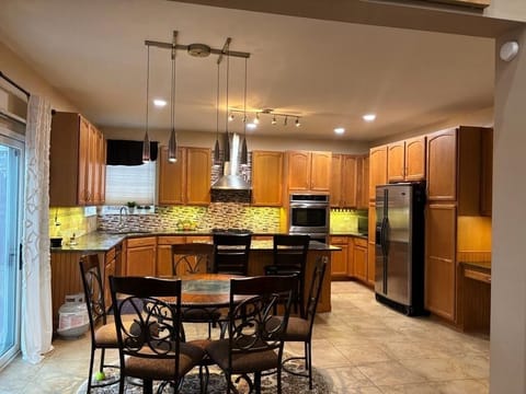 Extra decorative table with chairs for dine in