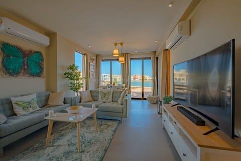 Basic Apartment | Living area