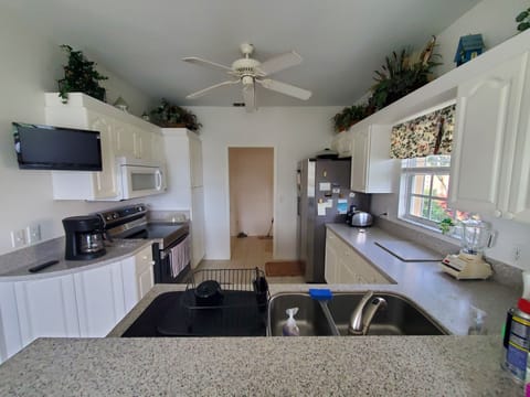 Recently painted with new Stove/Oven & Refrigerator in 2022