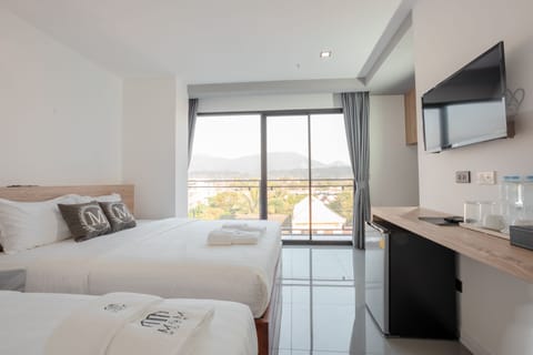 Family Room | Desk, free WiFi, bed sheets