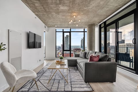 Welcome to this beautiful downtown apartment! Enjoy stunning views from the floor to ceiling windows and relax in the designer atmosphere. Surrounded by great restaurants and shops, rest assured you're at the center of all the action. This amazing property also features a pool (seasonal), gym, parking (one stall) and around the clock support from Your Key Rental Management for your convenience. 