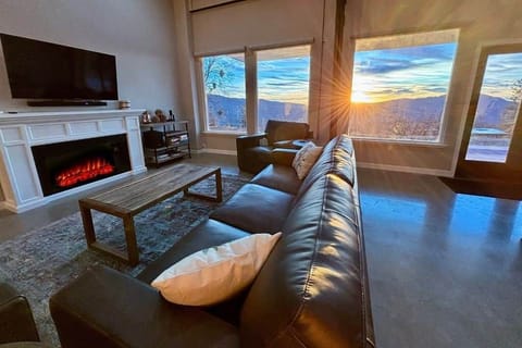 Cozy living room with incredible view, toasty fireplace, 55" TV with Prime Video and excellent WiFi