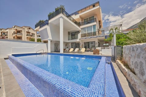 Infinity pool beauty at your Turkish villa%2E