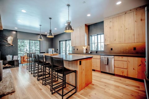 Kitchen with large Island