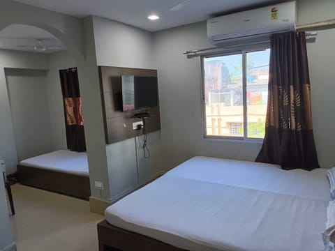 Deluxe Triple Room | Desk, laptop workspace, WiFi (free), bed sheets