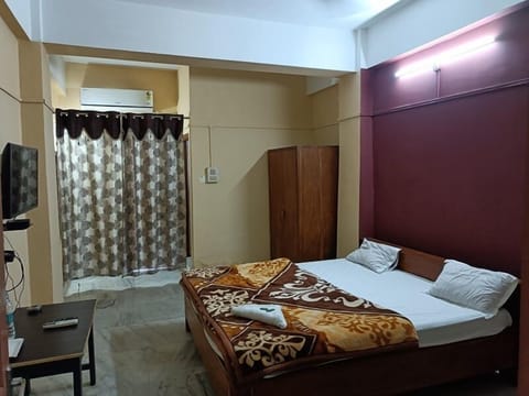 Desk, laptop workspace, soundproofing, rollaway beds (surcharge)