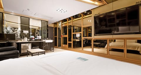 Deluxe Double | Free WiFi, bed sheets