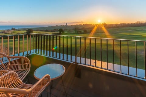 From first light to golden dusk, indulge in uninterrupted ocean and golf course views – a balcony where both sunrise and sunset steal the show.