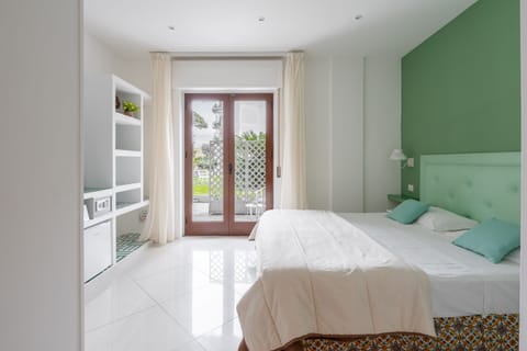 Deluxe Room | Hypo-allergenic bedding, down comforters, memory foam beds, minibar