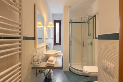 Standard Room | Bathroom | Shower, rainfall showerhead, hair dryer, bidet