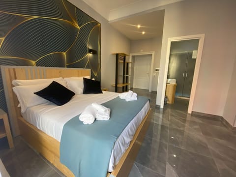 Deluxe Room | 1 bedroom, down comforters, desk, laptop workspace