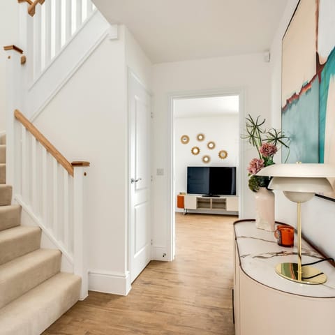 House | 4 bedrooms, desk