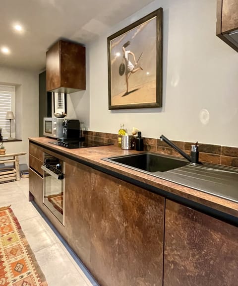 Fully equipped kitchen diner on ground floor