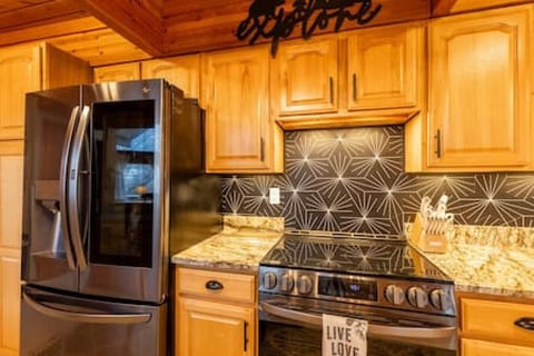 Fully stocked kitchen to meet all your cooking needs!