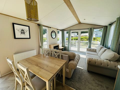 Cabin | Dining