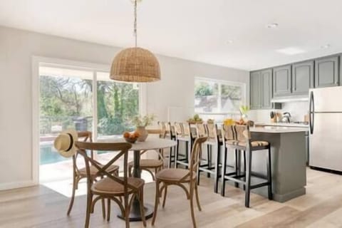 Bright kitchen with peninsula and breakfast nook