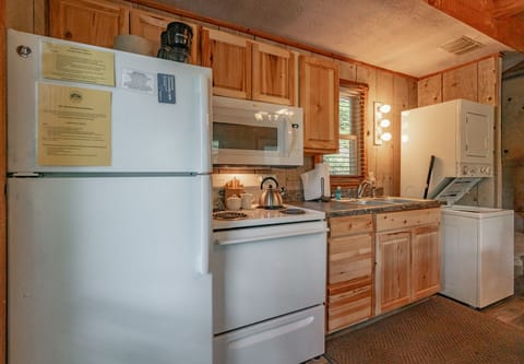 Full-size fridge, microwave, oven, stovetop