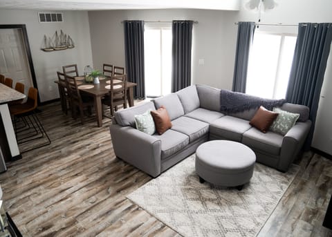 Living and dinning room with 2 doors to the patio