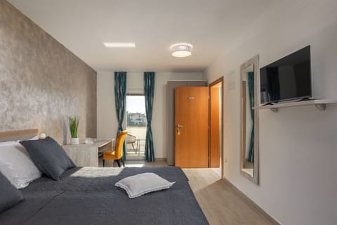 1 bedroom, laptop workspace, bed sheets